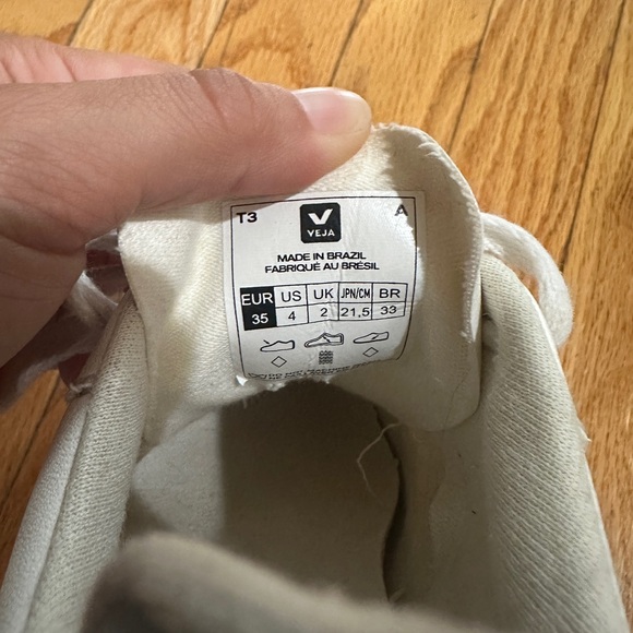 Veja V 10 Leather Sneaker - Picture 6 of 6